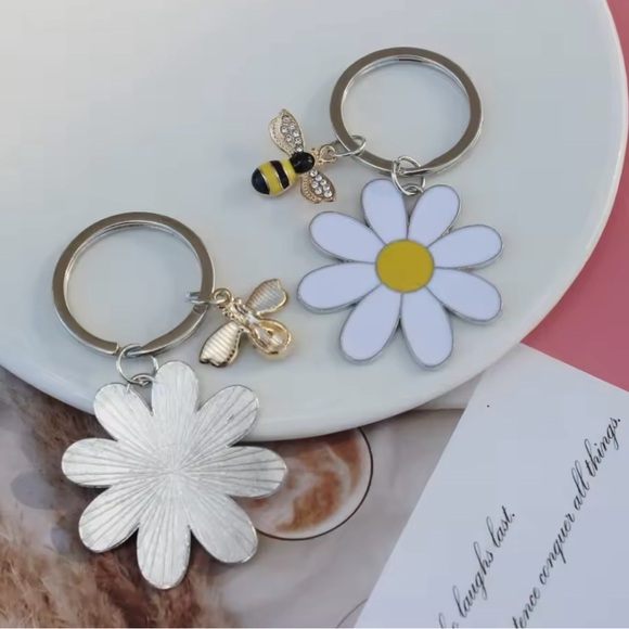 White Daisy Keychain with 🐝Bee Charm Cute bag candy - Picture 2 of 6